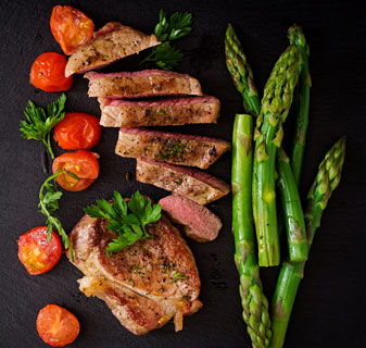 Filete de costilla con salsa de hierbas picantes y cebollas